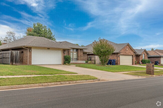 Sidewalk-lined streets make it easy for Wingspread locals to stroll and stay connected.