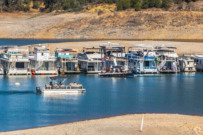 Jones Valley Resort, in Jones Valley, offers houseboat rentals on Lake Shasta.