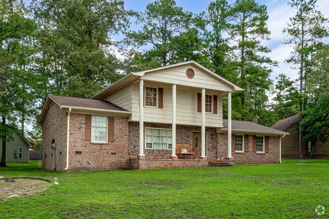 There are many homes in the southern style with columns and fine lawns in Lake Pines.