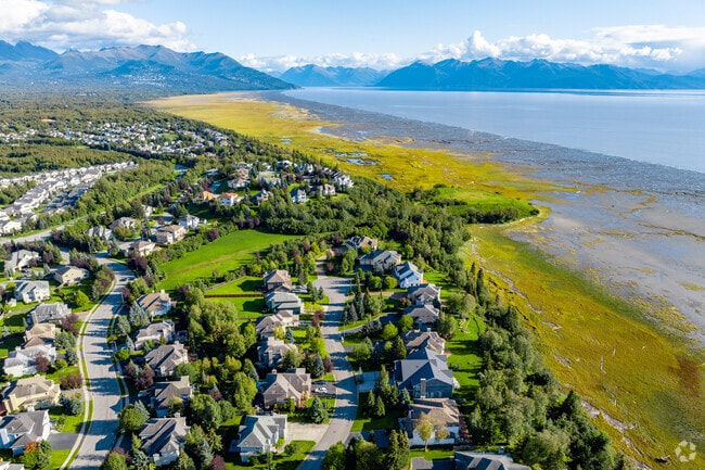 Bayshore/Klatt is an aptly named neighborhood with large homes and plenty of scenery.