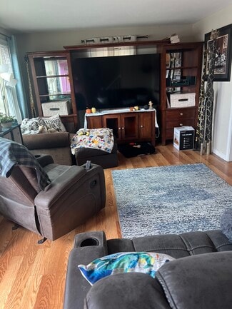 27 Intervale St, Nashua, NH 03064