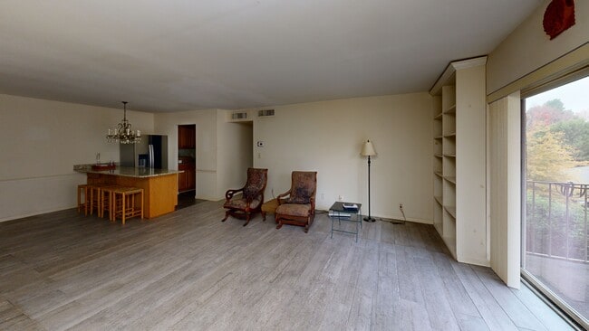 Charlotte House unit 320, Charlotte, NC 28207 - photo 2