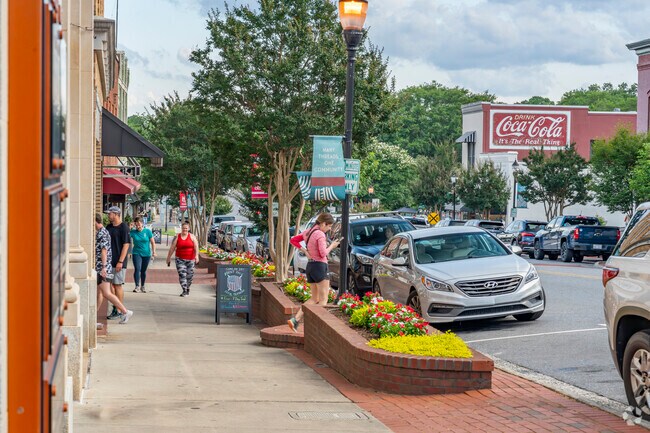 Harbor House locals can visit Downtown Belmont and the nostalgic Main Street just minutes away.