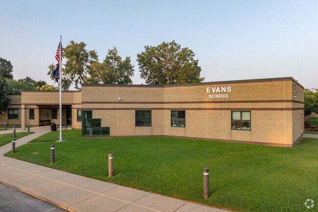 Evans School has a 13 to 1 student to teacher ratio.