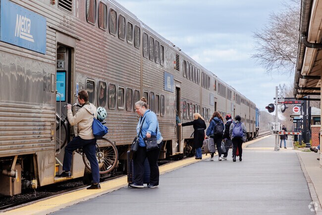 Palatine Metra Station is a convenient way for residents of Willow Wood to commute to Chicago.