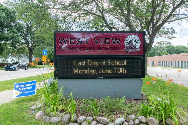 West View Elementary School is located in Rockford, IL.
