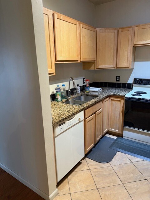 3741 S Wayne Rd unit Fountainplace, Wayne, MI 48184 - photo 2