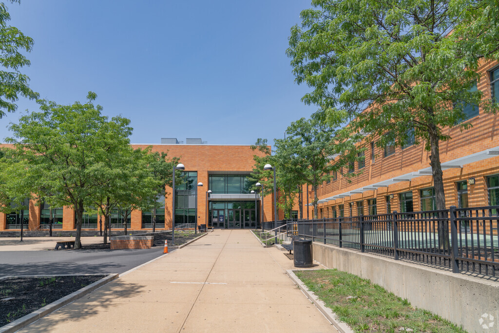 New Roberto Clemente serves students in Eastside, Paterson NJ and surrounding areas.