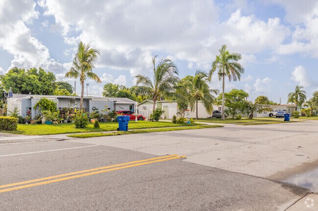 Palm-lined streets define Park Manor’s midcentury charm.