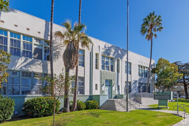 Leland Street Elementary School has an impressive deco inspired frontage.