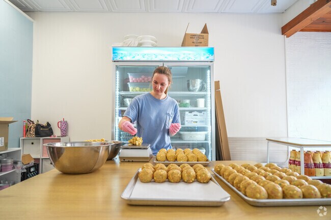 Downtown Natchez is home to cozy restaurants and bakeries, serving up classic Southern dishes and fresh, homemade treats.