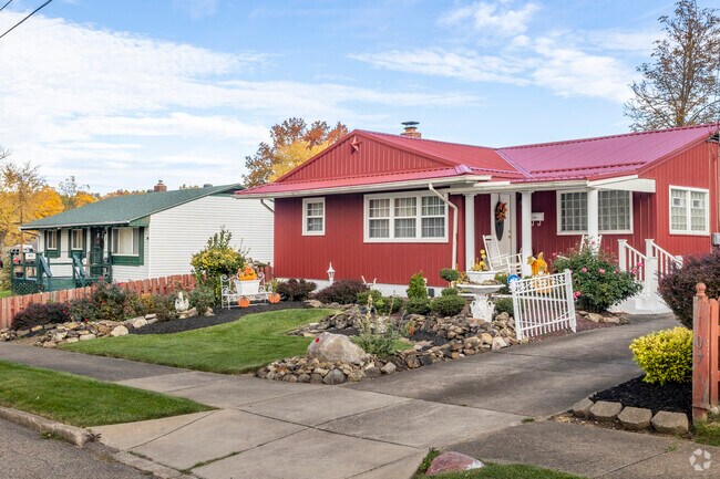 Some homes in Lincoln Knolls have very well manicured lawns, showing pride in the neighborhood.