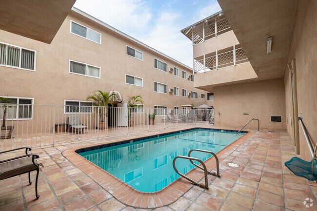 About 4315 Don Tomaso Dr, Los Angeles, CA 90008 - photo 4