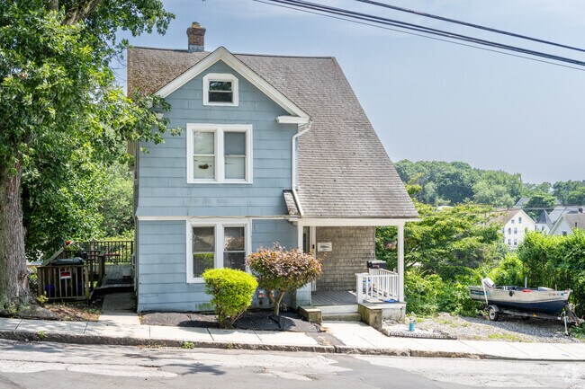 Admire elegant and petite colonial home designs in Riverside, CT’s picturesque neighborhood.