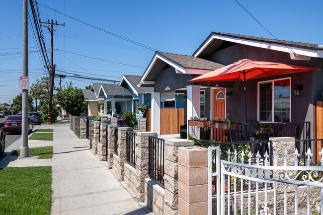 Craftsman style homes are found among other home styles in Zaferia.