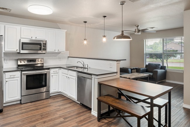 Dillon Park Student Apartments, Edmond, OK 73034 - photo 2