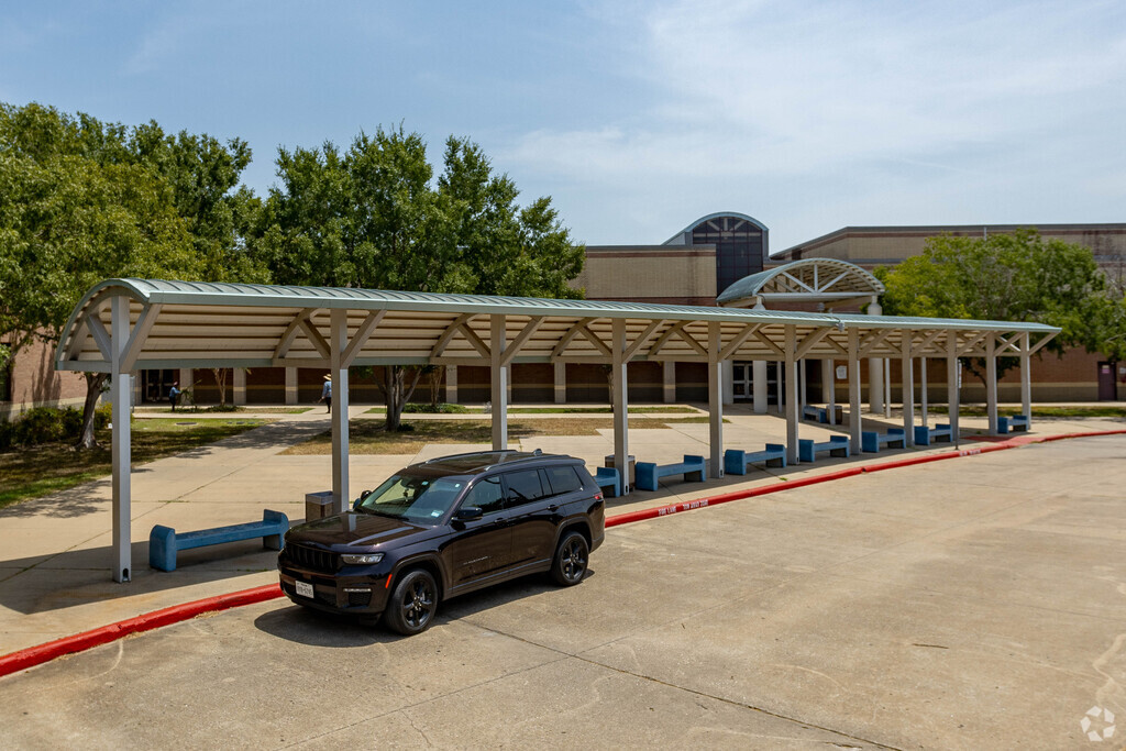 This is the entrance to Chaves High School.