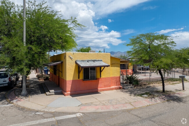 Most of Barrio Hollywood features sidewalks for easy and safe walking.