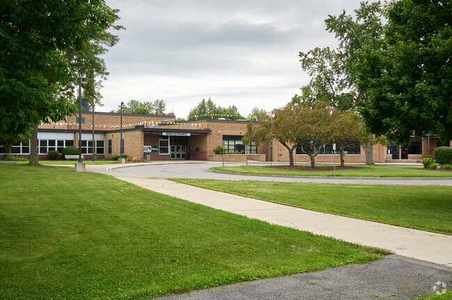 Charles H. Roth Junior High School, Rankings & Reviews - Homes.com