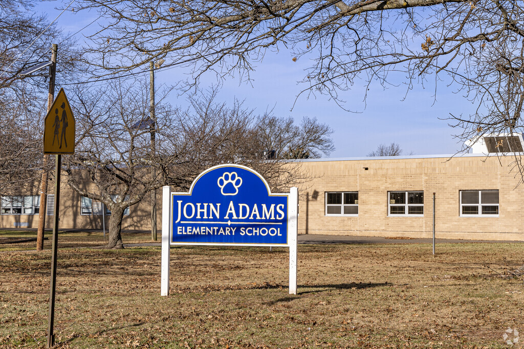 John Adams Elementary School receives a Niche grade of B.