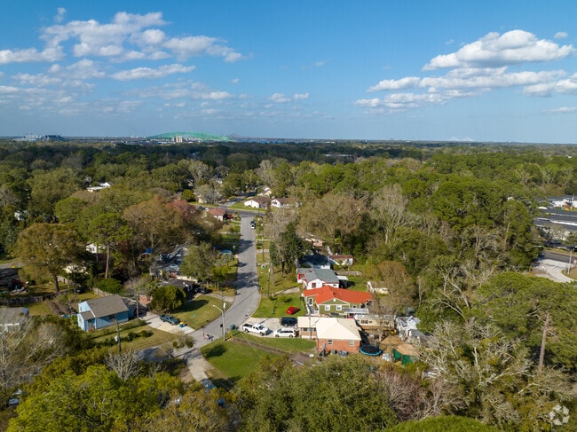 The Spring Park neighborhood is full of beautiful scenery and landscapes.
