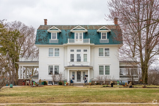 Hamilton & Catherine Roddis House in Marshfield is a historic building built in 1914.