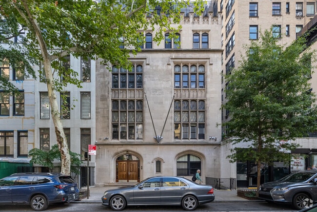 Manhattan High School for Girls has 218 students  in grades 9-12.