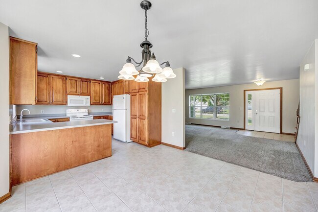 156 Cavil Way, de Pere, WI 54115 - photo 2