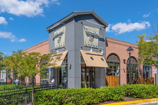 Panera Bread and other delightful restaurants near Bren Mar Park condos.