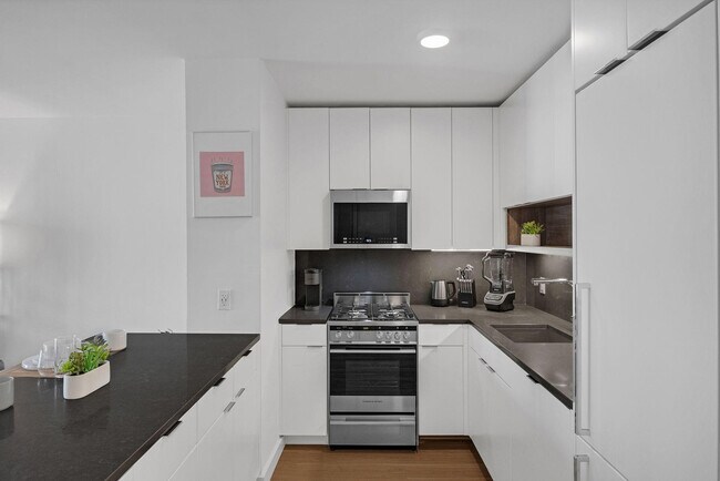 64B W 37th St unit FL21-ID1224044P, New York, NY 10018 - photo 4