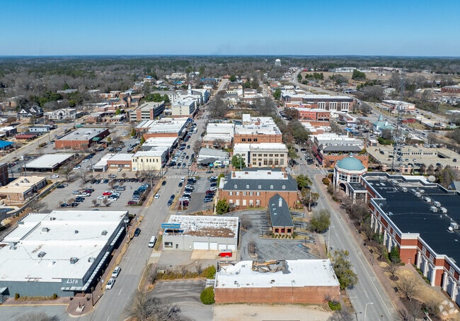 Valley residents flock to LaGrange for premier shopping, exceptional dining, and vibrant entertainment options.