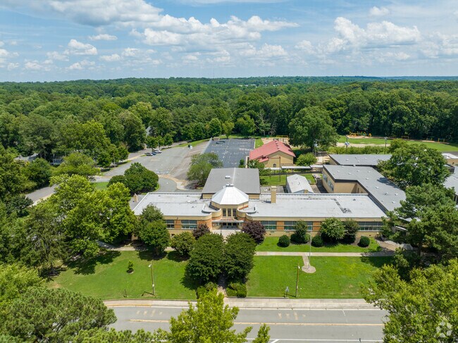 Tuckahoe Elementary School occupies a large lot and has lots of amenities.