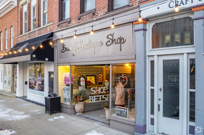 Uptown district of Marysville offers many shopping and dining options.