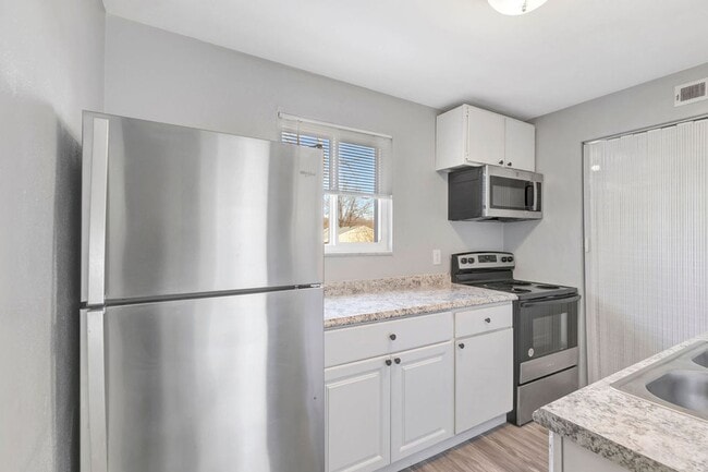 The Flats at Sycamore Creek at Miamisburg, OH - Newly Renovated 2 Bedroom Apartments!, Miamisburg, OH 45342 - photo 3