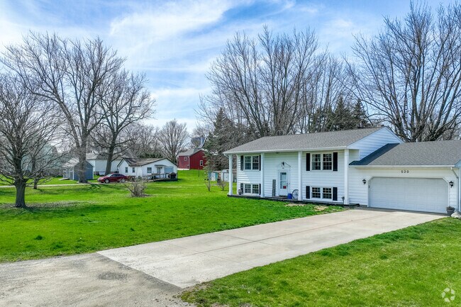 Homes near the Paw Paw Elementary are ranches and split level homes.
