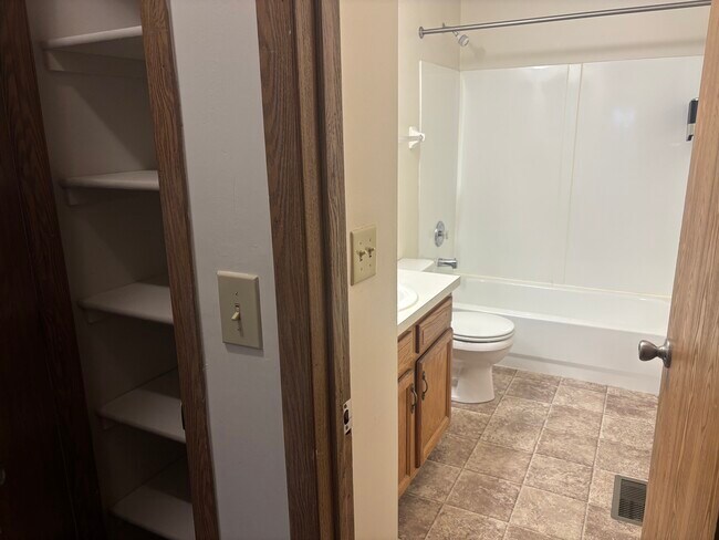 Bath/Shower w Linen Closet
