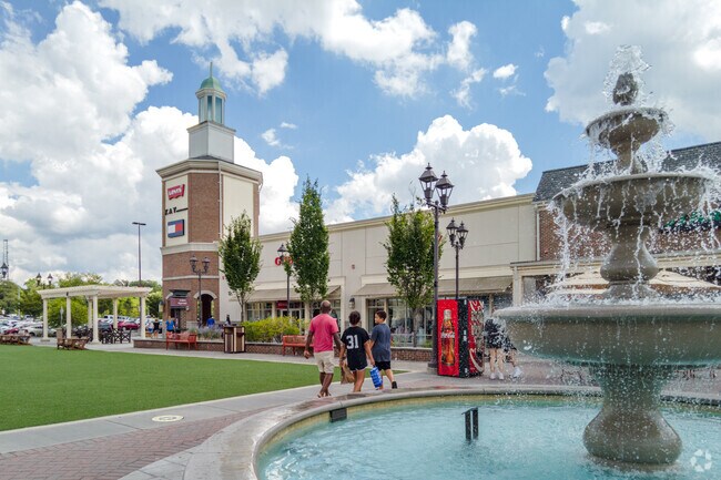 Gloucester Premiun Outlets' open space allows you to have a an enjoyable shopping experience.