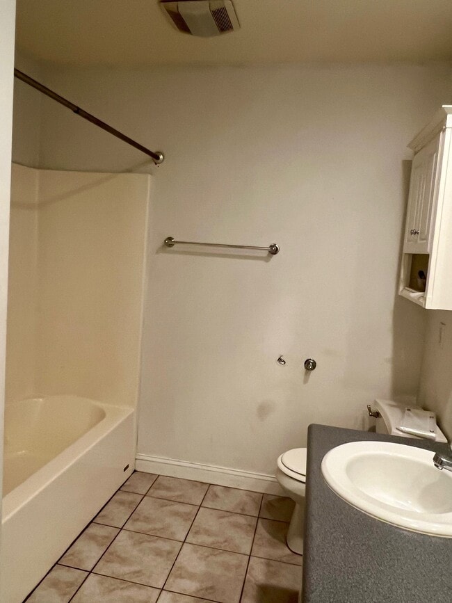 Duel sinks with large bath
