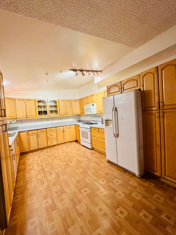 6327 Blackberry St, Anchorage, AK 99502