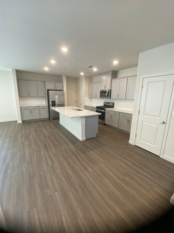 653 Barrett Lk Rd, West Sacramento, CA 95605