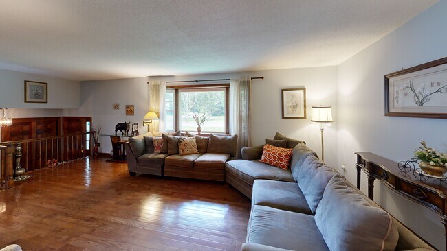 21 Banks Rd, Simsbury, CT 06070 - photo 2