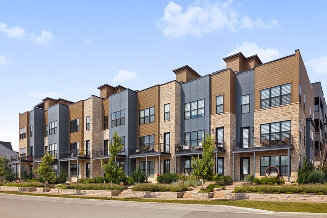 2250 Quarry Trails Dr, Columbus, OH 43228 - photo 3