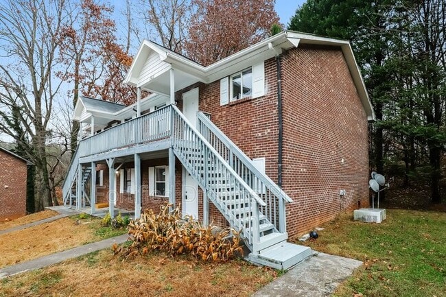 1502 Oakshire Ct unit C, Winston Salem, NC 27107 - photo 2