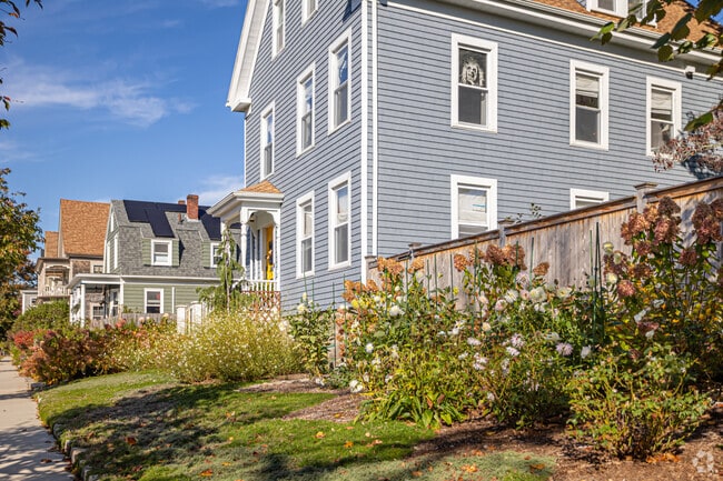 Well-kept gardens are common in Fairhaven/Harbor View.