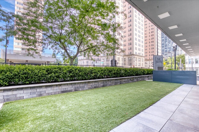 5600 N Sheridan Rd unit FL5-ID1383, Chicago, IL 60660 - photo 3