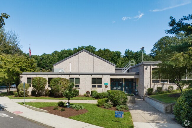 Nestled in the heart of Greenfield Hill, Timothy Dwight is a Blue Ribbon School in Fairfield.
