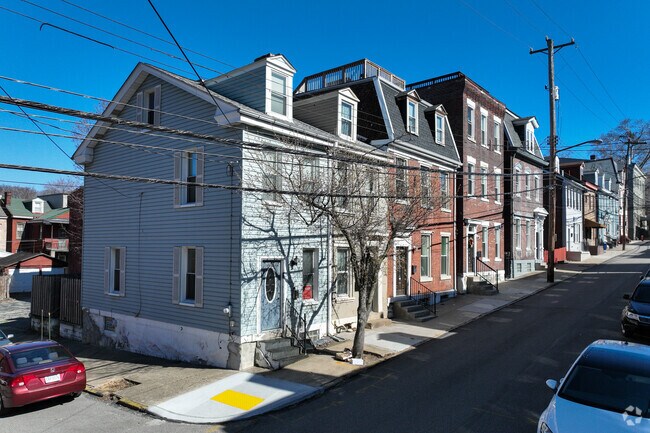 Street view of townhouses in Lower Lawrenceville.