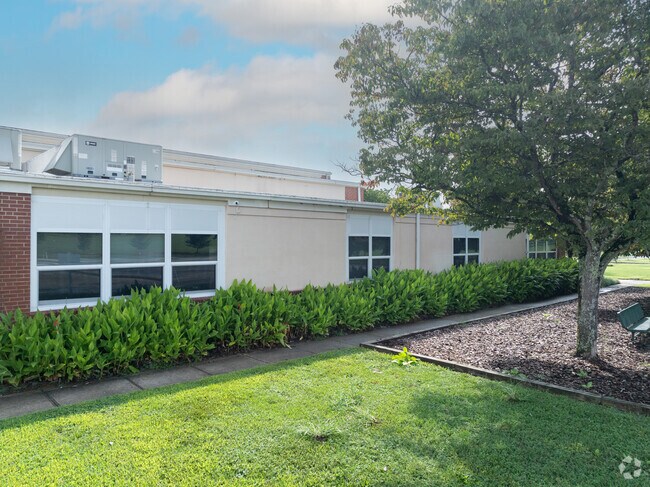 The student population at Hudson Middle School 47% female and 53% male students.
