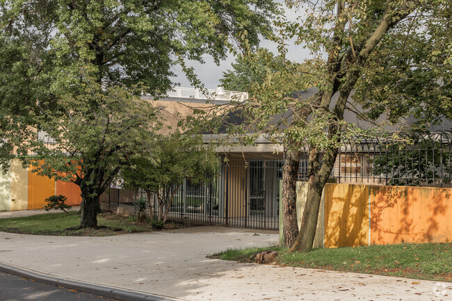 PS 219 has a student-teacher ratio of 9 to 1.