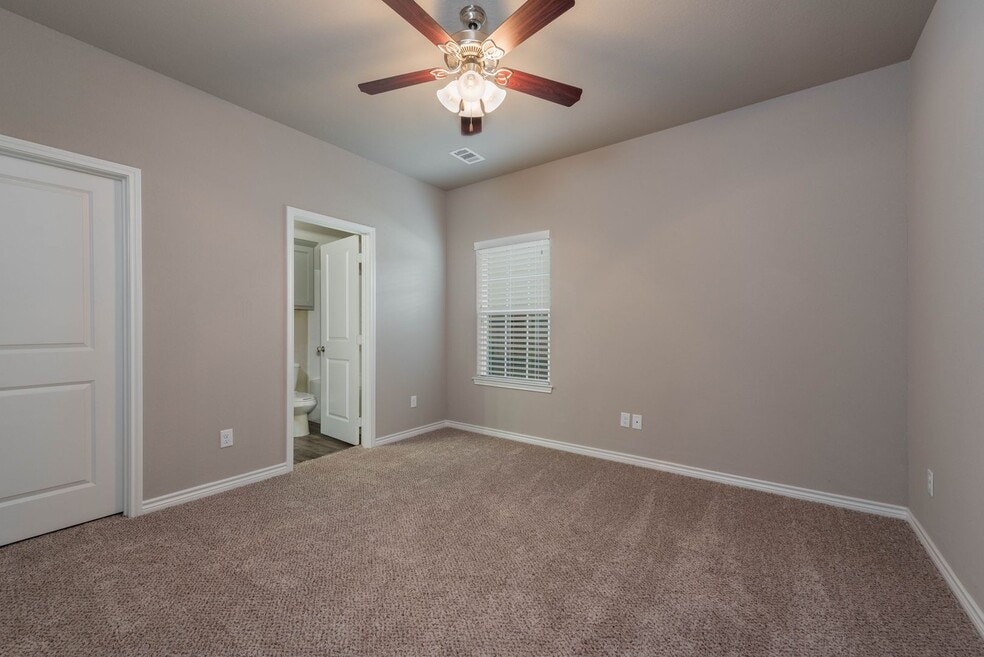 Spacious 5 Bed, 5.5 Bath with Beautiful Fe...